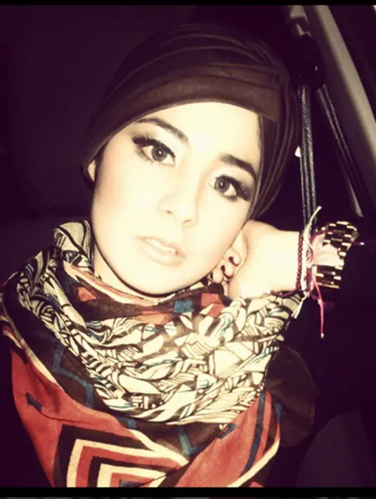 'Risty secara fisik dia baik-baik aja. Cuma, kalau mendapatkan teror-teror, langsung drop karena hamil muda' ujar ina menjelaskan. (Via Instagram/@Ristytagor)