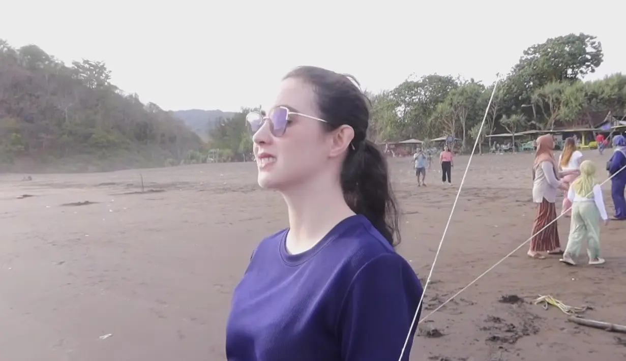 Bukannya sang anak, justru Arumi Bachsin yang bermain layangan. Dia pun mengaku sangat senang bisa bermain permainan tradisional itu.