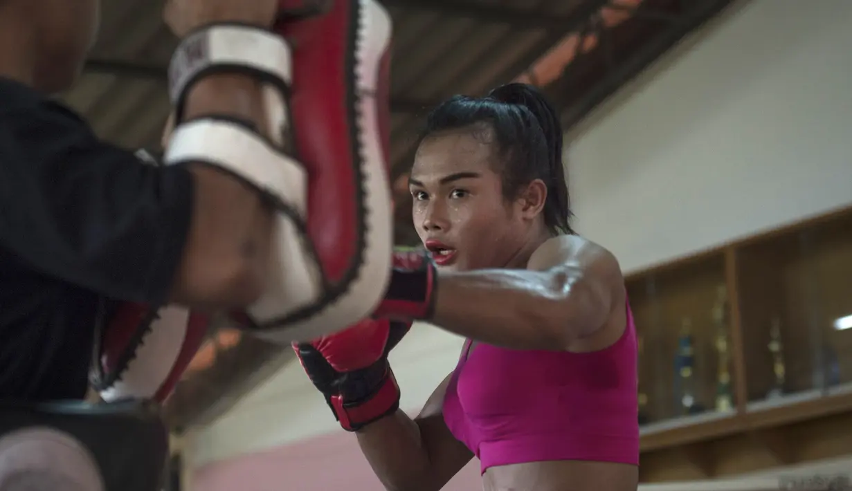 Ekspresi Nong Rose saat melakukan latihan Muay Thai di provinsi Chachoengsao, Thailand (15/12). Nong Rose akan menjadi petinju Muay Thai transgender pertama yang bertanding di Prancis. (AFP Photo)
