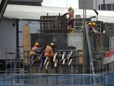 Para pekerja menyelesaikan proyek Tol Becakayu di Jalan Ahmad Yani, Senin (26/10/2020). Menteri Ketenagakerjaan Ida Fauziyah mengatakan bantuan subsidi gaji BPJS Ketenagakerjaan gelombang kedua akan cair pada awal November 2020. (Liputan6.com/Johan Tallo)