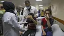 <p>Anggota keluarga Palestina Abu Dayer menangis di rumah sakit Al-Shifa setelah kematian anggota keluarga dalam serangan udara Israel di Kota Gaza, Senin (17/5/2021). Tercatat ada 212 penduduk Jalur Gaza, Palestina yang kehilangan nyawa di antaranya 61 korban merupakan anak-anak. (MAHMUD HAMS/AFP)</p>
