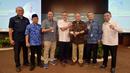 Menteri Perdagangan Zulkifli Hasan (tengah) foto bersama saat melakukan pertemuan dengan petani tembakau di Kudus, Jawa Tengah, Rabu (2/8/2023). Pada pertemuan tersebut, Zulkifli Hasan menyampaikan bahwa pemerintah akan terus melindungi kesejahteraan petani tembakau dan cengkih di dalam negeri agar tetap berkembang. (Foto: Kementerian Perdagangan RI)
