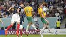 Tiga menit kemudian Prancis makin meninggalkan Australia dengan mencetak gol keempat. Gol kembali dicetak Olivier Giroud yang kali ini sukses menjaringkan bola melalui kepalanya usai memanfaatkan umpan silang Kylian Mbappe. (AP/Christophe Ena)