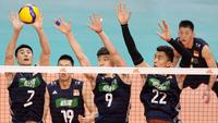 Pevoli China, Yu Y.C,Zhang G.H,Li Y.Z,Zhang J.Y, berusaha menahan bola saat melawan Brasil pada laga Volleyball Nations League 2022 di Brasil, Minggu (12/6/2022). (AP/Eraldo Peres)