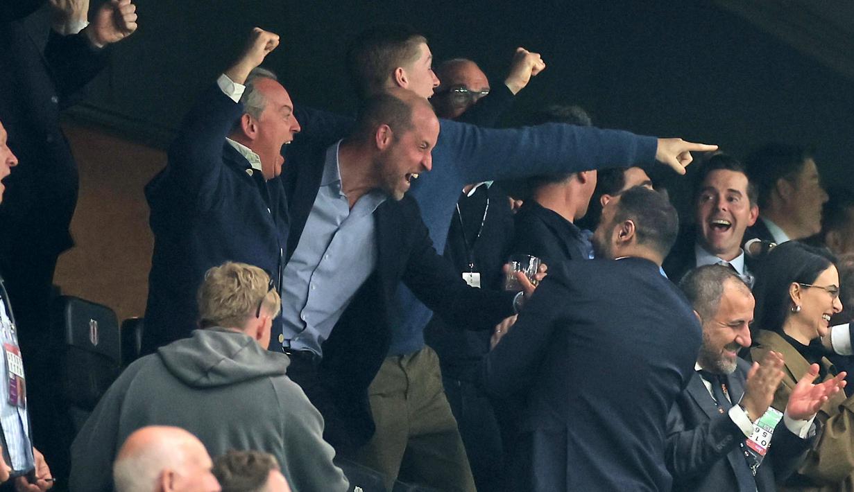 Pangeran William tak mampu menyembunyikan rasa bahagianya saat menjadi saksi Aston Villa menjuarai Liga Europa musim 2025/2026. (AP Photo)