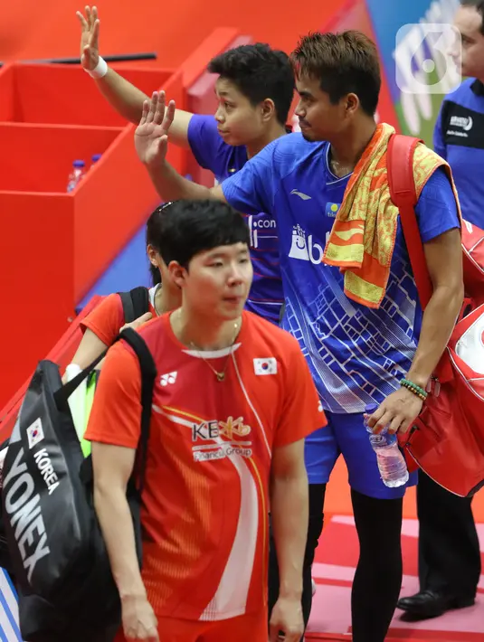 Pebulutangkis Indonesia, Tontowi Ahmad/Apriyani Rahayu usai melawan Seo Seung Jae/Chae Yujung (Korea Selatan) pada babak pertama ganda campuran Indonesia Master 2020 di Istora GBK, Jakarta, Rabu (15/1/2020). Pertandingan tidak dilanjutkan karena Chae Yujung cedera. (Liputan6.com/Helmi Fithriansyah)