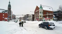 Aktivitas warga setelah badai salju ekstrem di sekitar Main St., Buffalo, New York, Amerika Serikat, 26 Desember 2022. Sebanyak 13 orang dilaporkan tewas akibat badai salju yang terjadi di Buffalo. (AP Photo/Craig Ruttle)