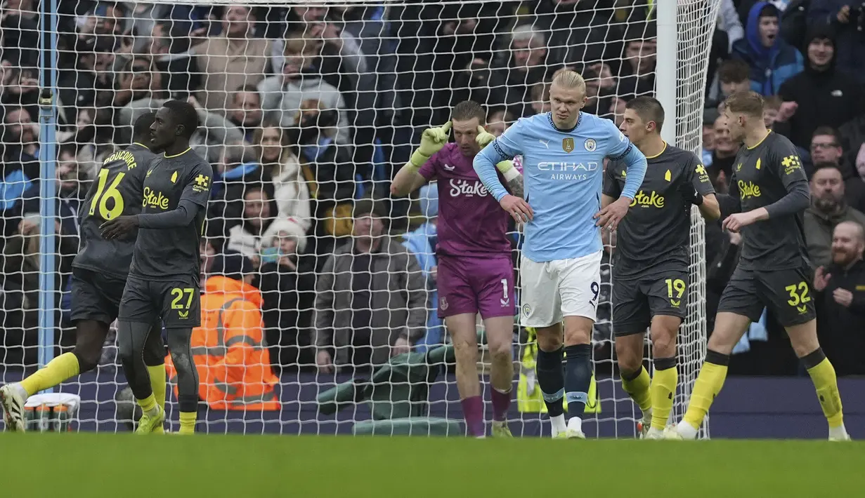 Kiper Manchester City, Jordan Pickford melakukan selebrasi setelah berhasil menggagalkan tendangan penalti pemain Manchester City, Erling Haaland pada laga lanjutan Liga Inggris 2024/2025 di Etihad Stadium, Manchester, Inggris, Kamis (26/12/2024). (AP Photo/Martin Rickett)