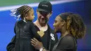 Sementara itu, US Open 2022 ini akan menjadi turnmen terakhirnya di dunia tenis. Serena Williams memilih untuk gantung raket mengingat kariernya yang mulai meredup dan sulitnya bersaing dengan atlet-atlet muda. Selain itu, alasan keluarga mejadi yang utama. (AP/John Minchillo)