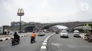 Suasana lalu lintas sekitar proyek pembangunan jembatan layang perempatan Pondok Cabe, Tangerang Selatan, Banten, Rabu (15/4/2020). Pembangunan jembatan layang ini untuk mengurai kemacetan di lampu merah dari Jakarta ke Bogor dan dari Pondok Cabe ke Kota Tangerang Selatan. (merdeka.com/Dwi Narwoko)