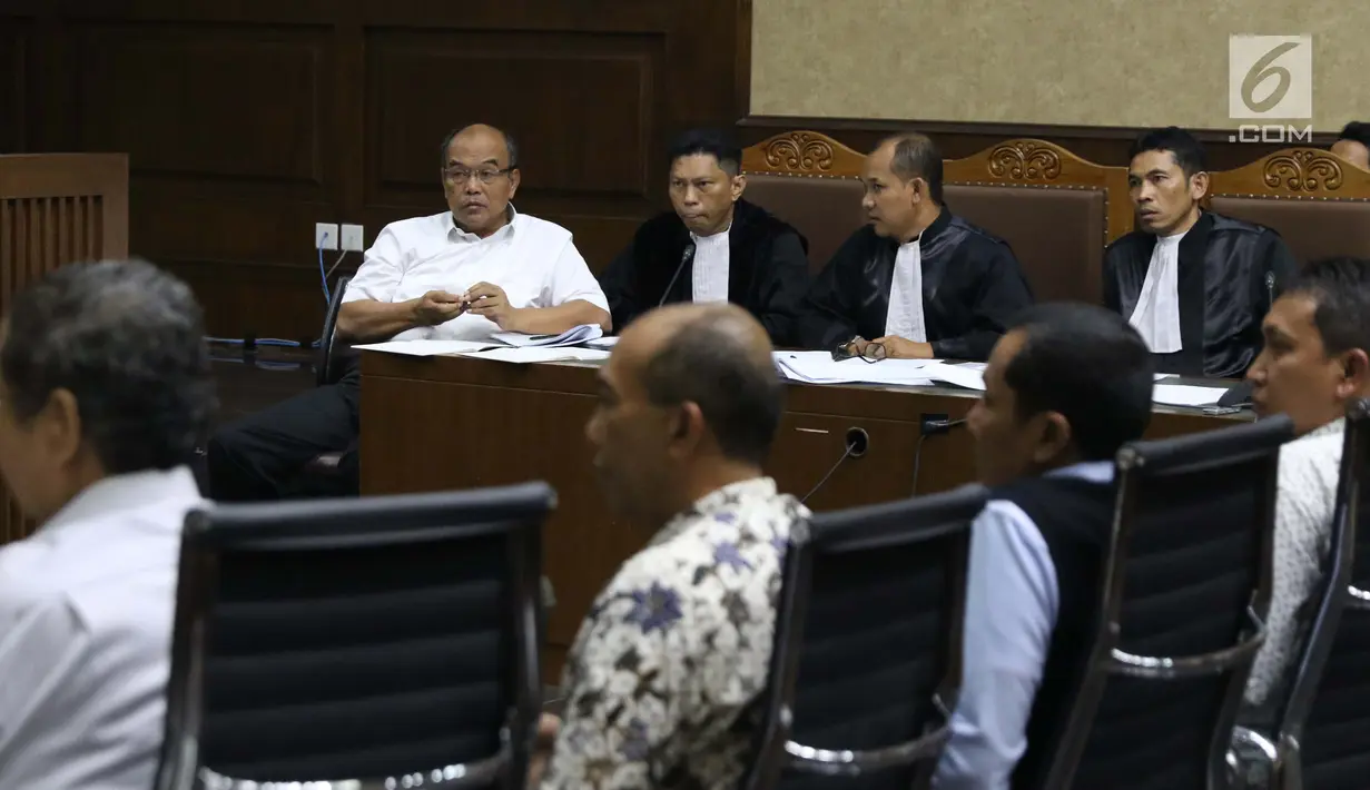 Terdakwa korupsi komisi kegiatan fiktif agen PT Asuransi Jasindo dalam pengadaan asuransi pada BP Migas-KKKS 2010-2012 dan 2012-2014, Budi Tjahjono (kiri) menjalani sidang di Pengadilan Tipikor, Jakarta, Rabu (16/1). (Liputan6.com/Helmi Fithriansyah)