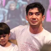 Film 'Abracadabra', Reza Rahadian saat ditemui di XXI Plaza Indonesia, Jakarta Pusat, Rabu (8/1/2020). (Adrian Putra/Fimela.com)
