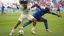 Italia berupaya mendominasi pertandingan sejak dimulainya babak pertama. Namun, pertahanan sang lawan mampu menyulitkan lini serang Italia. Hingga 15 menit pertama, tak ada serangan yang benar-benar berbahaya. (AP/Antonio Calanni)