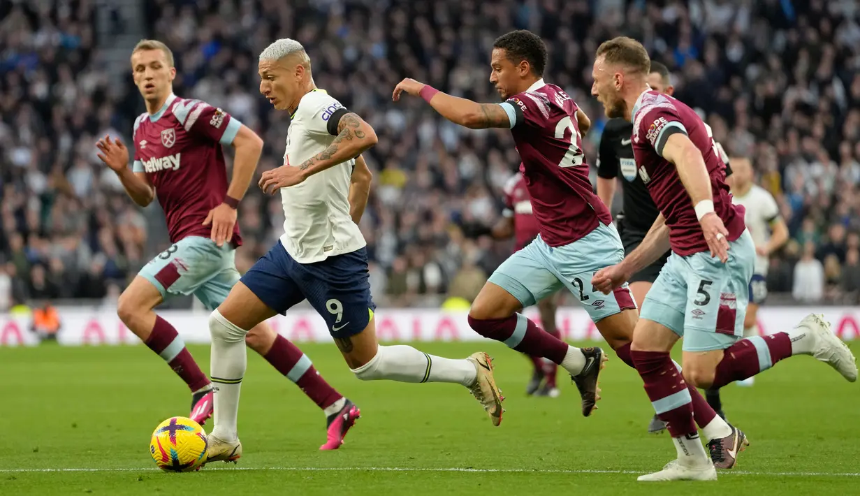 <p>Pemain Tottenham Hotspur Richarlison (tengah) mengontrol bola di depan pemain West Ham United Tomas Soucek (kiri), Vladimir Coufal (kanan), Thilo Kehrer (kanan kedua) pada pertandingan sepak bola Liga Inggris di Stadion Tottenham Hotspur, London, Inggris, 19 Februari 2023. Tottenham Hotspur mengalahkan West Ham United dengan skor 2-0. (AP Photo/Kirsty Wigglesworth)</p>