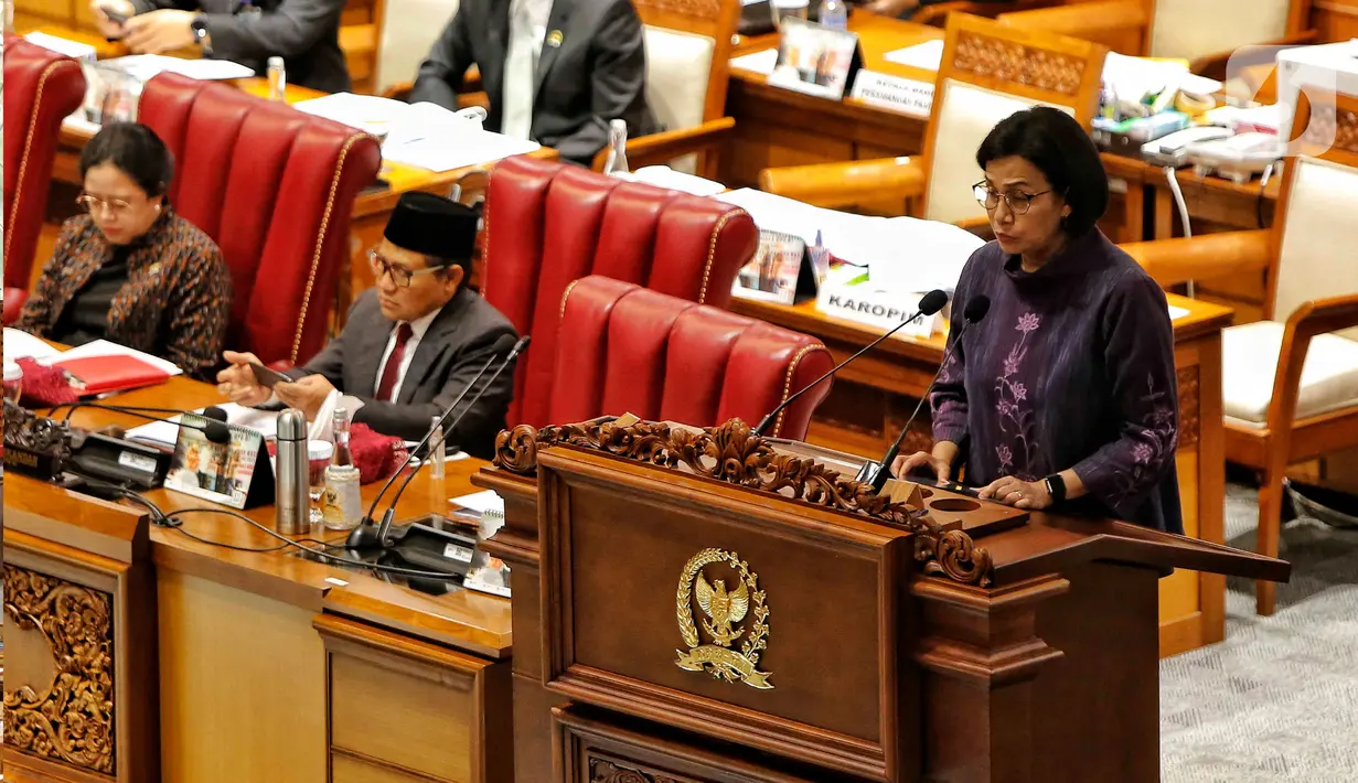 Menteri Keuangan Sri Mulyani menyampaikan laporan pemerintah saat rapat paripurna DPR ke-4 masa persidangan I tahun 2022-2023 di kompleks Parlemen, Senayan, Jakarta, Selasa (6/9/2022). Rapat paripurna tersebut beragendakan pengambilan keputusan atas RUU tentang Pertanggungjawaban atas Pelaksanaan APBN TA 2021. (Liputan6.com/Angga Yuniar)