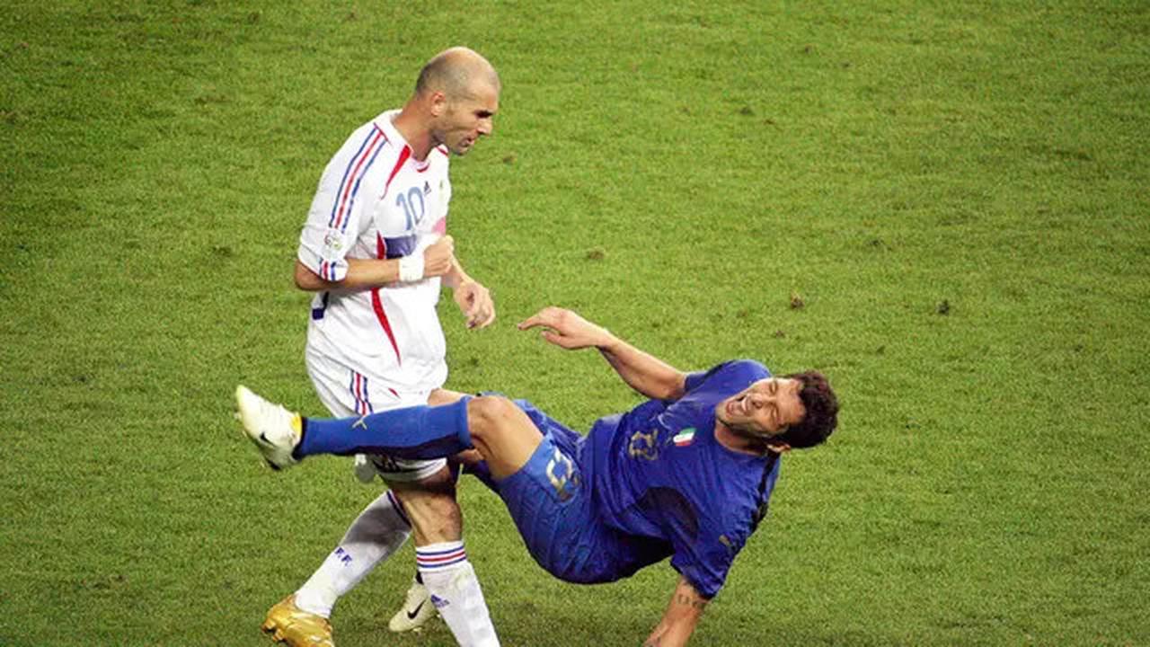 5 Tindakan Memalukan Pemain Paling Menggegerkan di Dunia Sepak Bola