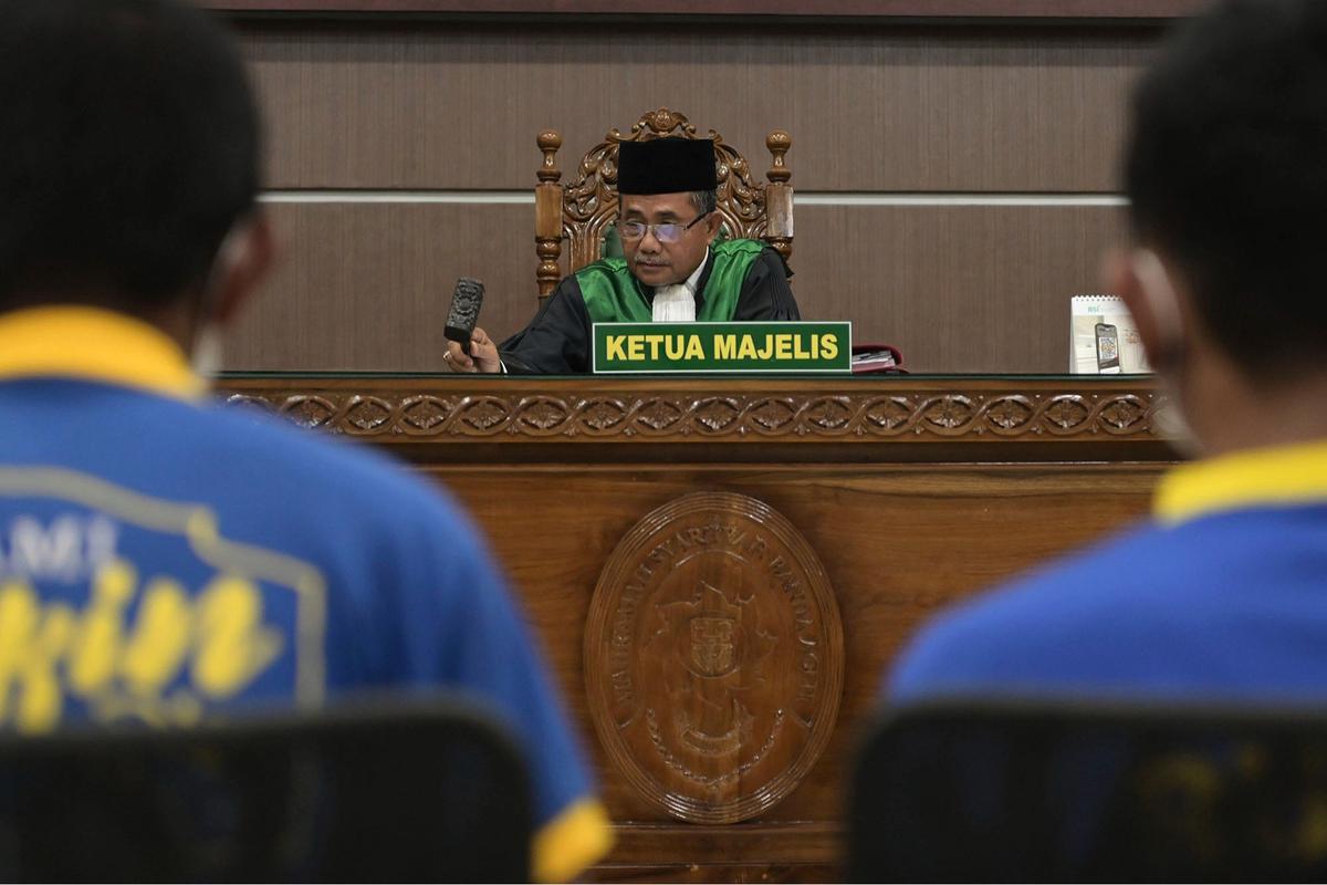 FOTO: Terbukti Lakukan Hubungan Sesama Jenis, Dua Pria di Banda Aceh Divonis 80 Kali Cambuk