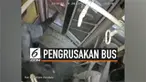 Seorang pria kesal karena bus yang ditumpangi terjebak macet di jalan. Pria itu lalu melakukan hal nekat dengan menghancurkan pintu bus.