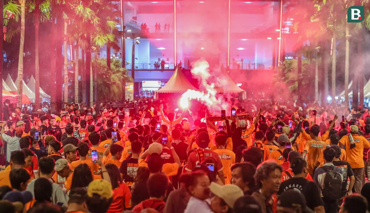 <p>Pendukung Persija Jakarta berbondong-bondong berjalan memasuki stadion untuk menyaksikan laga terakhir BRI Liga 1 2022/2023 antara Persija Jakarta melawan PSS Sleman di Stadion Utama Gelora Bung Karno (SUGBK), Senayan, Jakarta, Sabtu (15/04/2023). (Bola.com/Bagaskara Lazuardi)</p>