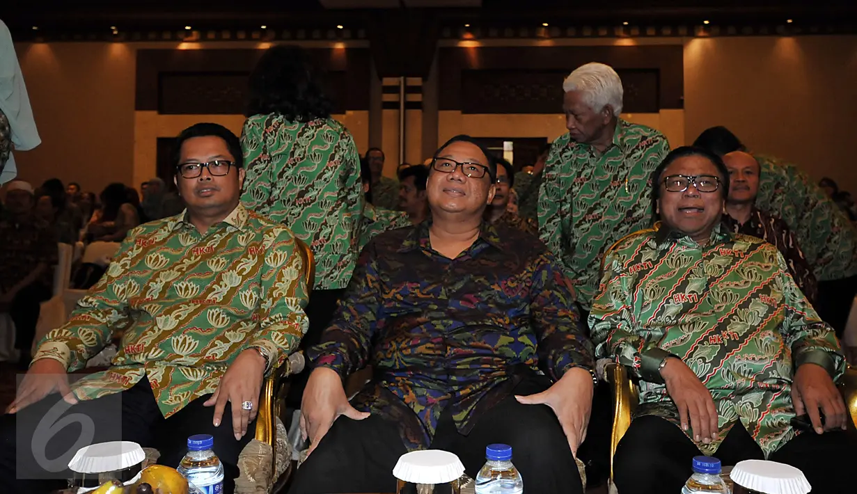 Menteri Koperasi dan UKM Anak Agung Gede Ngurah Puspayoga (kiri) bersama Ketua umum HKTI Mahyudin dan Wakil Ketua MPR Oesman Sapta saat menghadiri acara Pengukuhan Himpunan Kerukunan Tani Indonesia (HKTI), Jakarta, Kamis (28/1) (Liputan6.com/Johan Tallo)