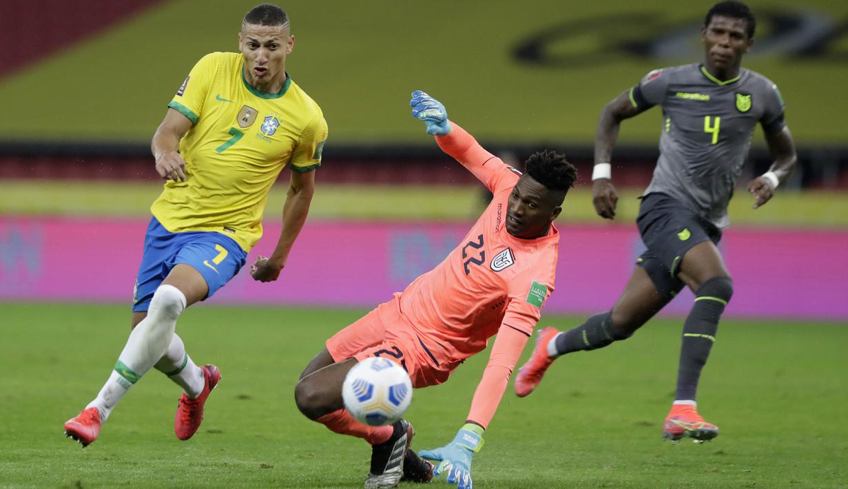 Penyerang Brasil, Richarlison, berusaha melewati kiper Ekuador, Alexander Dominguez, pada laga Kualifikasi Piala Dunia 2022 Zona Amerika Selatan, Minggu (5/6/2021). Brasil menang dengan skor 2-1. (AP/Andre Penner)