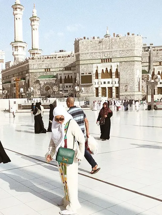 Nikita Willy menjalani ibadah Umrah selama sembilan hari sejak tanggal 4 April 2018 lalu. Kabarnya, Niki pergi bersama keluarga besarnya sebanyak 23 orang. (Instagram)