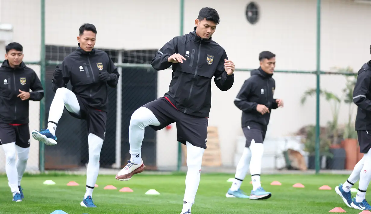 Tiga penjaga gawang Timnas Indonesia, Muhammad Riyandi (tengah), Syahrul Trisna (dua kiri), dan Ernando Ari (kanan) melakukan pemanasan saat mengikuti pemusatan latihan di Turki, Kamis (21/12/2023). (Dok. PSSI)