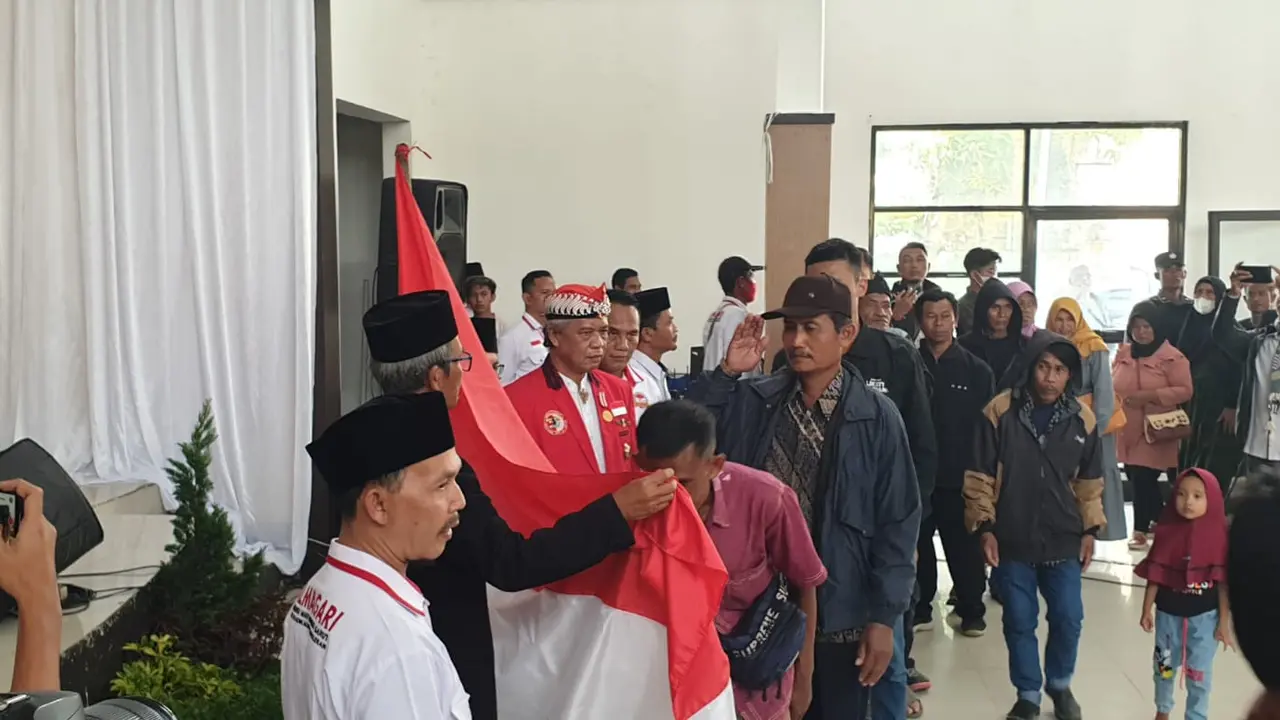 Satu persatu bekas anggota NII Garut, Jawa Barat nampak mencium bendera merah putih dan menyatakan kembali ke pangkuan NKRI. (Liputan6.com/Jayadi Supriadin)