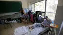 Sejumlah ruang kelas gedung-gedung sekolah telah berubah menjadi tempat penampungan bagi warga Lebanon yang mengungsi akibat serangan Israel. (Ibrahim Chalhoub/AFP)
