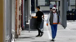 Seorang pekerja kafe melakukan aktivitas di jalan yang tenang saat kota itu mengalami penguncian keenam saat memerangi wabah varian Delta dari coronavirus.di Melbourne (25/8/2021). (AFP/William West)