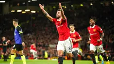 Pemain Manchester United Bruno Fernandes melakukan selebrasi usai mencetak gol ke gawang Tottenham Hotspur pada pertandingan sepak bola Liga Inggris di Old Trafford, Manchester, Inggris, 19 Oktober 2022. Manchester United mengalahkan Tottenham Hotspur dengan skor 2-0. (AP Photo/Dave Thompson)