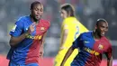 Barcelona's Seydou Keita of Mali (L) celebrates after scoring a goal during their Spanish league football match against Villareal at Madrigal Stadium in Villarreal on December 21, 2008. AFP PHOTO/DIEGO TUSON 