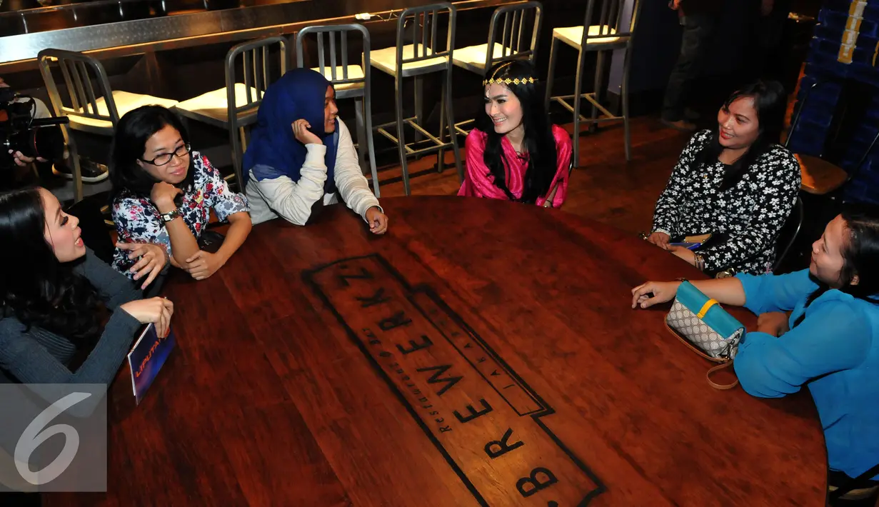 Iis Dahlia tampak akrab dengan para fansnya saat berbuka puasa bersama di kawasan Senayan, Jakarta, Jumat (10/7/2015). Para fans ini adalah para pemenang NSP Cinta Apalah Apalah (Liputan6.com/Andrian M Tunay) 