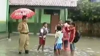 Banjir di Pulomas hingga SD Bekasi Terkepung Banjir