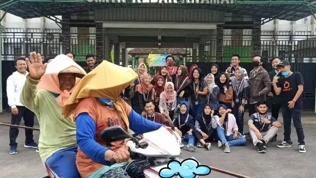 6 Potret Mahasiswa Gagal Foto Bersama Karena Motor Lewat Ini Bikin Elus Dada