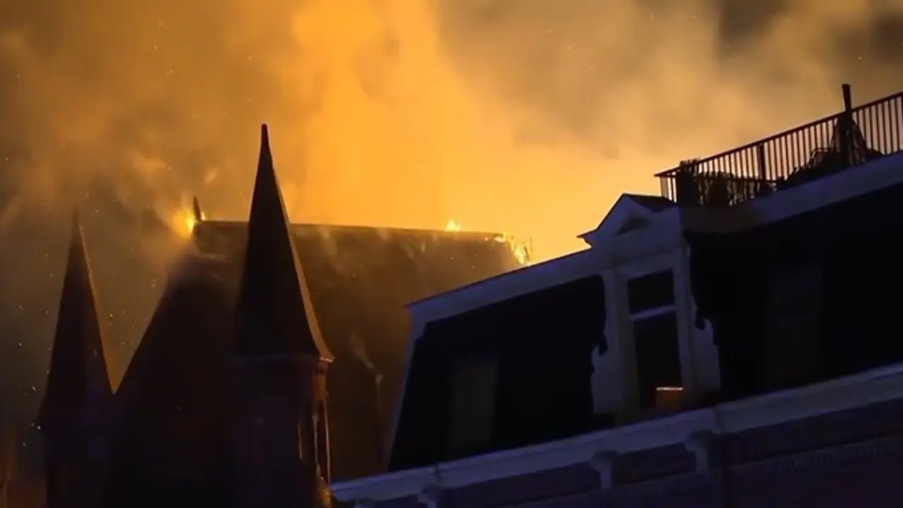 Petugas pemadam kebakaran Belanda berjibaku memadamkan kebakaran yang melalap Gereja Vondel di Amsterdam, Belanda, pada dini hari Tahun Baru.