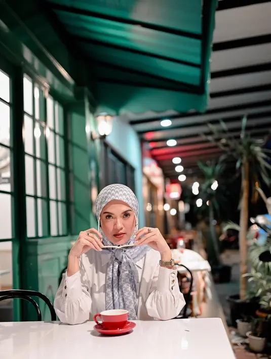 Meskipun kini disibukkan menekuni duan bisnis, Delia Septianti tak meninggalkan dunia tarik suara. Ia masih cukup sering nyanyi offair. (FOTO: instagram.com/deliaseptianti/)