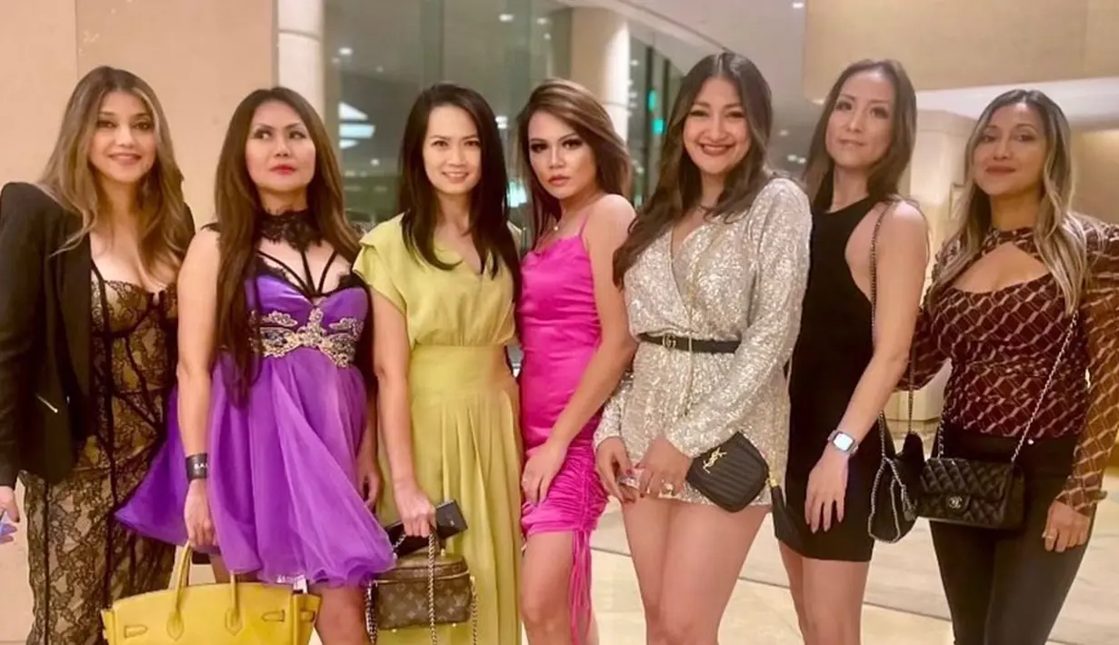 <p>Penampilan Rahma Azhari, Tia Azhari, Sarah Azhari, dan teman-teman terlihat memukau. Pasalnya semua yang hadir di pesta itu tampil dengan penampilan yang stunning. (Foto: Instagram/sazarita)</p>
