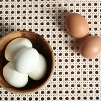 Konsumsi telur rebus untuk srapan./copyright fimela/adrian putra