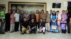 Perwakilan dari Emtek dan Jajaran Redaksi SCTV, Indosiar, Liputan6.com, O'Chanel  foto bersama usai silaturahmi dengan Pengurus Pusat Muhammadiyah di Jakarta, Selasa (30/5). (Liputan6.com/Johan Tallo)