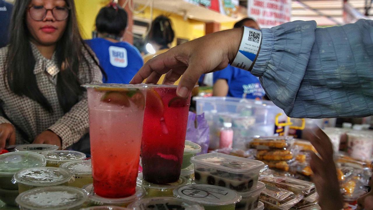 FOTO: Berdesakan Berburu Takjil Di Pasar Benhil
