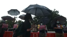 Sejumlah aktivis HAM menggelar aksi Kamisan di Jakarta, Kamis (6/1/2022). Dalam aksinya mereka menuntut pemerintah untuk menuntaskan pelanggaran HAM di masa lalu. (merdeka.com/Imam Buhori)