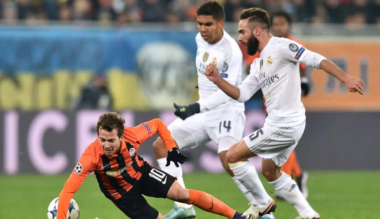 Perebutan bola antara pemain Real Madrid dan Shakhtar Donetsk dalam laga Grup A Liga Champions di Stadion Lviv Arena, Lviv, Ukraina, Kamis (26/11/2015) dini hari WIB. (AFP Photo/Sergei Supinsky)