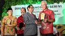 Ketua Gerakan Suluh Kebangsaan, Mahfud MD memberikan cendera mata kepada  Gubernur Jawa Tengah, Ganjar Pranowo didampingi Wali Kota Solo, FX Hadi Rudyatmo usai acara Dialog Kebangsaan di Stasiun Solo Balapan, Rabu (20/2). (Liputan6.com/Johan Tallo)