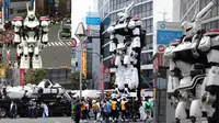 Versi raksasa robot dalam film The Next Generation -Patlabor- dipamerkan di jalanan kota Tokyo baru-baru ini.
