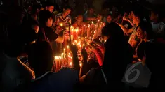 Menjelang malam perayaan Imlek, ratusan etnis Tionghoa memadati Klenteng Boen Tek Bio di Pasar Lama, Tangerang, Rabu (18/2/2015) malam. (Liputan6.com/Johan Tallo) 