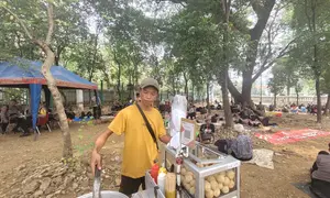 Ahmad (43), penjual tahu bulat yang berjualan di sekitar Monas saat aksi demonstrasi 28 Oktober 2026. (Liputan6.com/Drey)