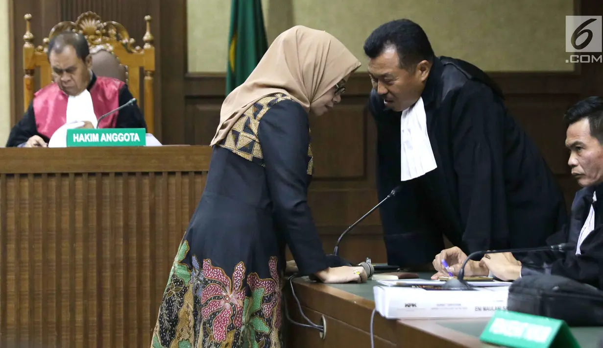 Terdakwa suap kontrak kerja sama pembangunan PLTU Riau-1, Eni Maulani Saragih berbincang dengan kuasa hukumnya saat sidang pembacaan tuntutan di Pengadilan Tipikor, Jakarta, Selasa (22/1). Eni dituntut 8 tahun penjara. (Liputan6.com/Helmi Fithriansyah)