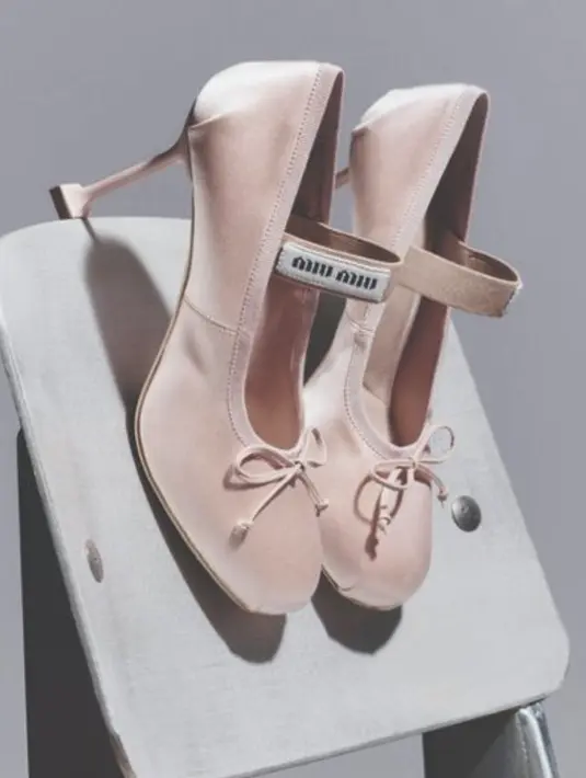 Sepatu dengan sentuhan balet atau Mary Jane juga akan mengoptimisasi gaya girly core. [Foto: Miu Miu]