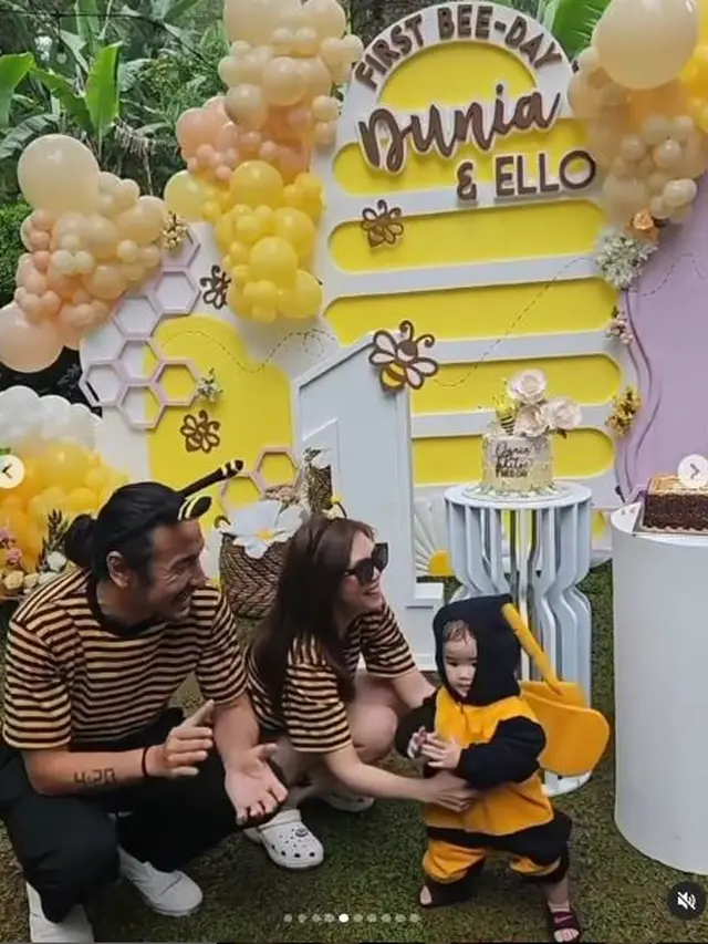 6 Potret Marcello Tahitoe di Ultah Pertama Anak, Pakai Baju Bertema Lebah